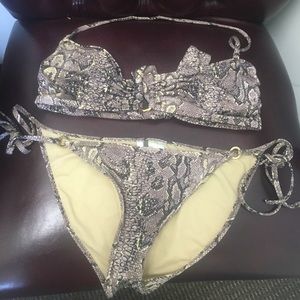 Discount shipping , flash sale ⚡️BCBG bikini 👙